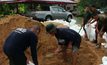 ทหารนราธิวาสเร่งบรรจุถุงทรายป้องกันน้ำท่วม