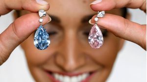 ยลโฉมให้เป็นบุญตา! ต่างหูเพชร แพงทุบสถิติโลก 2,000 ล้านบาท