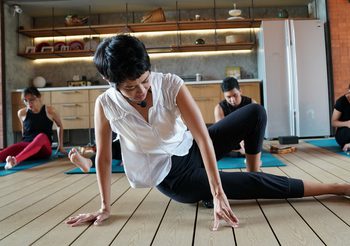 ป๊อบ อารียา ต่อสู้กับโรคกระดูกสันหลังสำเร็จ ด้วย โยคะ Deep Tissue Massage Yoga