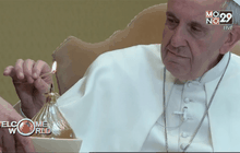 โป๊ปฟรานซิสทรงจุดเทียนตัวแทนต้นคริสต์มาส