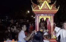 ประชาชนทำบุญตักบาตรเที่ยงคืน