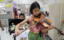 ​นักไวโอลินจิ๋ว เล่นดนตรีหาทุนให้ รพ.ซื้อเครื่องมือแพทย์