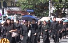 ประชาชนหลั่งไหลสักการะพระบรมศพ