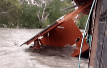 คลื่นแรงพัดบ้านชาวประมงหายไปในทะเล