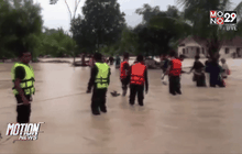 ทหารเรือช่วยผู้ประสบภัยน้ำท่วมชลบุรี