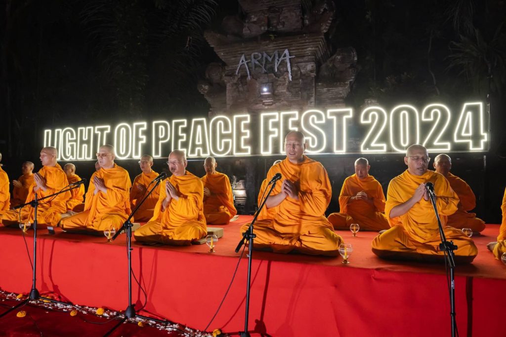 วัดพุทธบาหลี วัดพระธรรมกาย จัด วันสันติภาพสากล 78 ชาติ 1,300 กว่าคน ทำสมาธิ-จุดประทีปเพื่อสันติภาพ