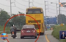 สุดระทึก 2 วัยรุ่นซิ่งจยย.ถีบกระจกรถเก๋ง