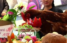 เลี้ยงอาหารไก่ต้อนรับตรุษจีน