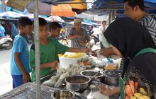 ตลาดรอมฎอนในพื้นที่อำ​เภอสุไหงปาดีคึกคัก