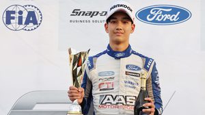 ‘เติ้น’ นักแข่งดาวรุ่งไทย โชว์ฟอร์มคว้าแชมป์ศึก F4 British Championship สนาม 29