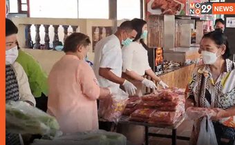 “วัดท่าไม้ – ศิษยานุศิษย์” แจกหมูเนื้อแดงพร้อมผักปลอดสารพิษ ช่วยผู้บริโภคภาวะหมูแพง