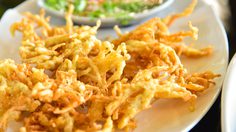 วิธีทำ ยำเห็ดเข็มทองทอดกรอบ รสจี๊ดจ๊าด