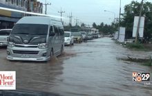 น้ำป่าไหลเข้าท่วมบ้านเรือนประชาชน