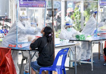 ประชาชนแห่ตรวจโควิด-19 วันนี้สถานการณ์ยังวิกฤติพบเสียชีวิตอีก 61 ราย