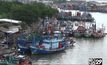 ชาวประมงผวาคลื่นลมแรง นำเรือกลับเข้าฝั่ง