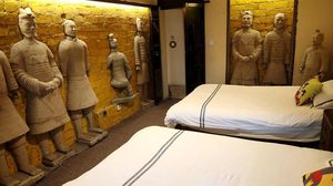ที่พักสุสานจิ๋นซี ในจีน เปิดประสบการณ์ นอนกับทหารดินเผา