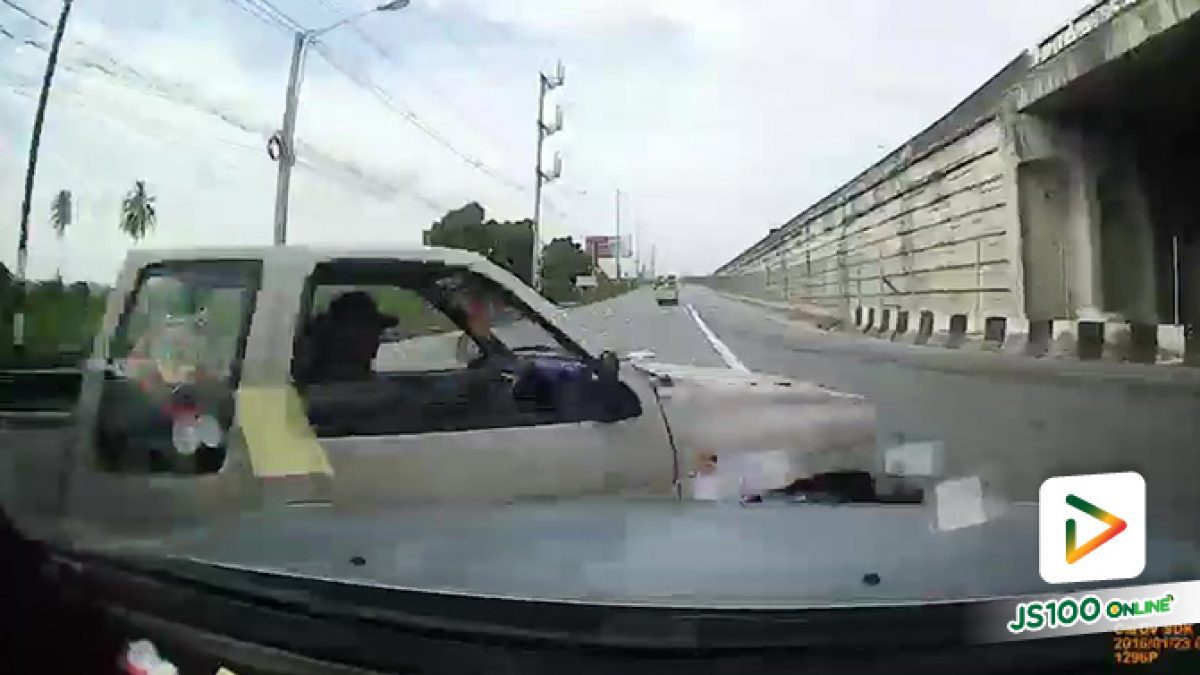 กล้องหน้ารถขนผักจับภาพวินาที ปิคอัพออกจากซอยตัดหน้ารถจนชนกระเด็น ผักตกเกลื่อนถนน (07/09/2019)