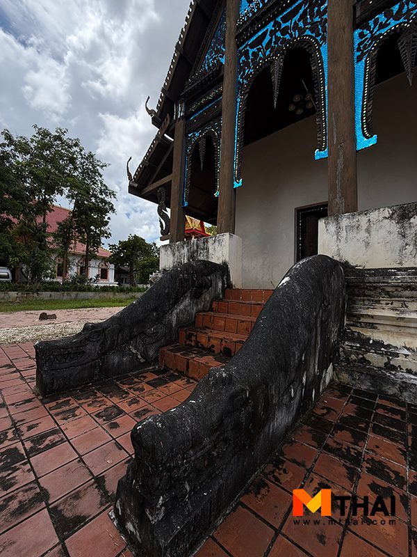 บันไดทางขึ้นตอนกลางด้านหน้าราวบันไดปั้นเป็นรูปจระเข้