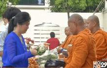 “ยิ่งลักษณ์” ทำบุญวันเกิดครบรอบ 49 ปี