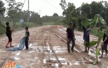 ชาวบ้านโวยถนนพังมานาน 20 ปี