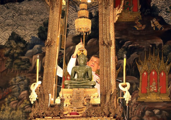 ในหลวง – สมเด็จพระบรมราชินี เสด็จเปลี่ยนเครื่องทรงพระแก้วมรกต รับฤดูหนาว