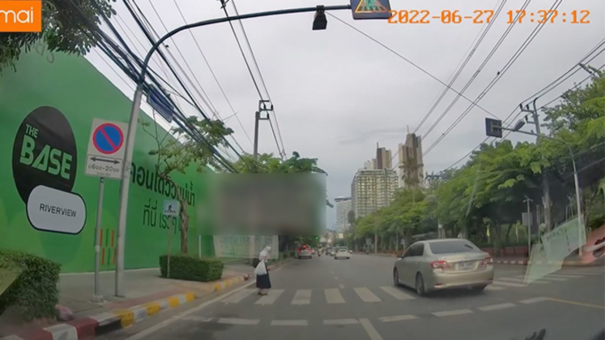ทางม้าลายชัดขนาดนี้ ทำไมไม่หยุดให้คนข้ามกันครับ