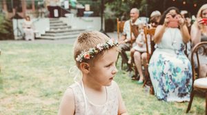 น่ารักและล้ำค่า! เมื่อลูกชายตัวน้อยอยากใส่กระโปรงในงานแต่งงานของพ่อแม่