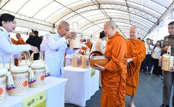 “ประธานโสภณ” ทำบุญตักบาตรถวายพระราชกุศล ลงนามถวายพระพร เนื่องในโอกาสวันเฉลิมพระชนมพรรษาสมเด็จพระนางเจ้าฯ พระบรมราชินี