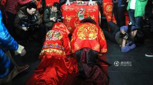 พิธีแต่งงานแบบจีน ดั้งเดิม ขนานแท้ ที่แม้แต่ จีนเองยังต้องมุง