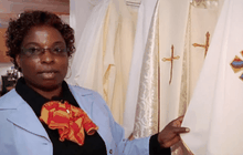 หญิงเคนยาตัดเสื้อคลุมถวายโป๊ปฟรานซิส