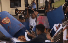 นักศึกษาฟิลิปปินส์ประท้วงหน้าสถานทูตสหรัฐฯ