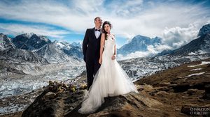 สุดเอ็กซ์ตรีม!! คู่บ่าวสาว จับมือไต่เขาเอเวอเรสต์ จัดงานแต่งงาน แสนโรแมนติก ท้าทายความฟิต