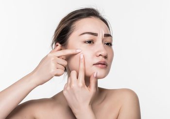 4 คุณสมบัติที่ต้องมองหาในโฟมสำหรับคนเป็นสิวซ้ำซาก