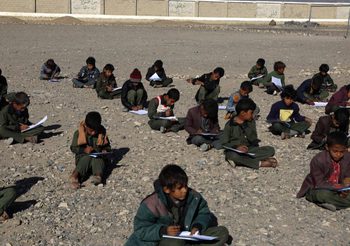 เด็กชาวเยเมนเรียนหนังสือกลางอากาศหนาว เพราะโรงเรียนเหลือเพียงซาก