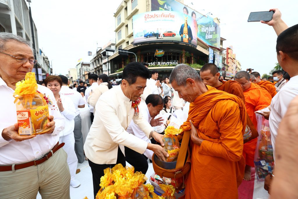 พ่อเมืองแจัดตักบาตรพระหมื่น ทำบุญเมือง 557 ปี