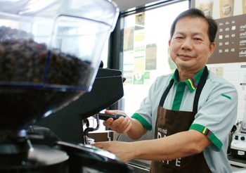 เมื่อความหลากหลายคือความงดงามของสังคม ซีเจ มอร์ (CJ MORE) ชวนสัมผัส ความแตกต่างของ “ช่วงวัย” และ “ประสบการณ์” ของคุณลุง ‘ปุณ พรชัย’ กับการเริ่มต้นใหม่หลังเกษียณ ในโครงการ ซีเจ ซีเนียร์ พลัส วัยเก๋า