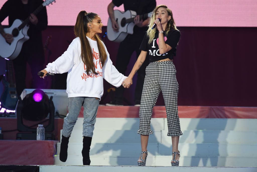 ไมลีย์ ไซรัส - อาริอาน่า เกรนเด คอนเสิร์ต One Love Manchester