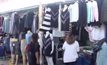 ประชาชนซื้อเสื้อดำตลาดโรงเกลือ
