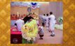 สมเด็จพระเจ้าอยู่หัวฯ ทรงโน้มพระวรกายพระราชทานปริญญาบัตร