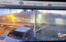 ระทึก! เก๋งฝ่าแผงกั้นถูกรถไฟชนยับ