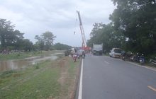 ฝนตกถนนลื่นรถบรรทุกหมูพลิกคว่ำตกคลอง