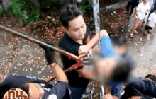 เด็ก 11 ขวบ ปีนรั้วบ้านพลาดถูกเหล็กเสียบคอทะลุปาก