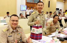 ข้าราชการเดินแบบหิ้วถุงผ้า-พกปิ่นโต ลดโลกร้อน