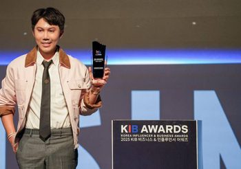 “ก้อง ณพัฒน์” หรือแม่เล้านางโรมที่ลูกหญิงตั้งฉายา ปักหมุดกลางกรุงโซล ดินแดน K-POP พร้อมพา “Library Skin” รับรางวัลในงาน “Korea influencer & Business Awards 2025”