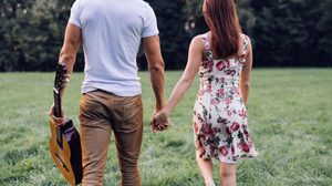 ควร ตัดใจ ดีไหมคะ ทำไมเวลาอยู่ด้วยกัน 2 คน ไม่เห็นเหมือนเวลาอยู่กับเพื่อนเขาเลย