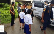 ช่วยเหลือนักเรียนหลังรถรับส่งวิ่งฝ่ากระแสน้ำ