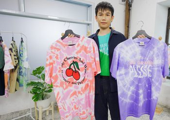 เสื้อมัดย้อมเปลี่ยนชีวิต ดันธุรกิจพุ่งแรง คว้าเงินแสนต่อเดือน บนลาซาด้า นักธุรกิจวัยรุ่นในโปรเจกต์ Lazada Young Millionaires Club