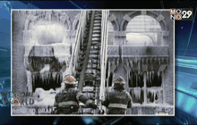 AP Photo : เจ้าหน้าที่กำลังดับเพลิงท่ามกลางสภาพอากาศหนาวจัด