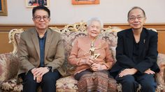 นายกสมาพันธ์สมาคมวิชาชีพวิทยุกระจายเสียงและวิทยุโทรทัศน์ มอบรางวัลนาฏราช พร้อมเข็มที่ระลึกแด่ คุณแม่สมสุข กัลย์จาฤก