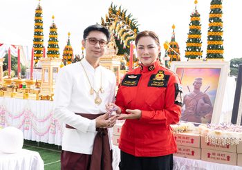 “อ.นิติกฤตย์-บุ๋ม ปนัดดา” ทำบุญให้นักรบ ประชาชนแห่ร่วมงานนับพัน